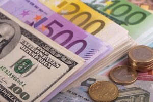 EUR/USD declines as Fed moderates dovish stance