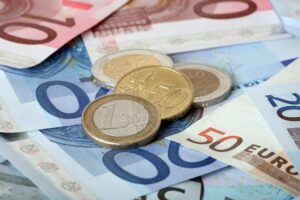 EUR/USD faces pressure as FOMC minutes signal slowdown in US disinflation trend