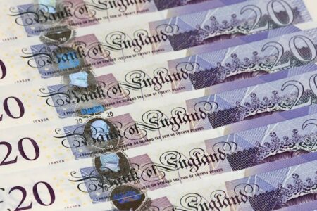 GBP/USD holds gains near 1.2550, driven by a decline in US Treasury yields