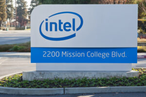 Exclusive-Intel approaches candidates for CEO role, including former board member Lip-Bu Tan, sources say By Reuters