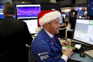 S&P 500 closes lower in thin trade after Christmas holiday By Investing.com