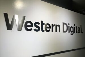 Western Digital faces headwinds, shares drop By Investing.com