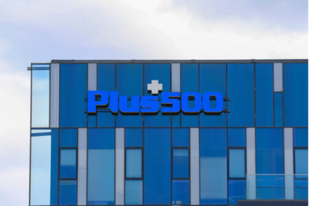 Plus500 beats expectations on strong revenue growth and customer gains By Investing.com