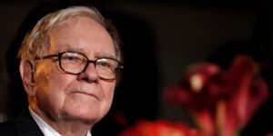 Warren Buffett’s Berkshire Hathaway slashed its Bank of America stake and dumped bank stocks last quarter