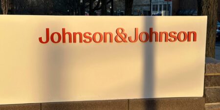 An AI imaging firm says Johnson & Johnson stole its tech. Execs on both sides are expected to testify next week.