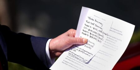 A photographer took a shot of Trump’s notes — and they read like a Tesla sales pitch