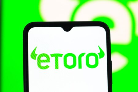 Is eToro Stock A Better Pick Than Robinhood?