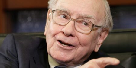 Warren Buffett Hails Apple CEO Tim Cook As One of a Kind