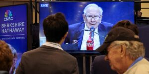 Warren Buffett Calls US Deficit ‘Unsustainable,’ but Doesn’t Envy DOGE
