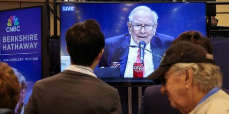 Warren Buffett Calls US Deficit ‘Unsustainable,’ but Doesn’t Envy DOGE