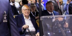 Warren Buffett Fans Express Sadness, Gratitude in Omaha: ‘I Cried’