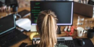 Amazon Exec Says Junior Coders Have the Most to Gain From AI