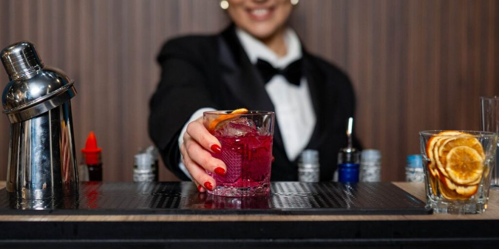 Things You Should Never Do at a Bar, From Bartender of 10 Years