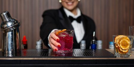 Things You Should Never Do at a Bar, From Bartender of 10 Years