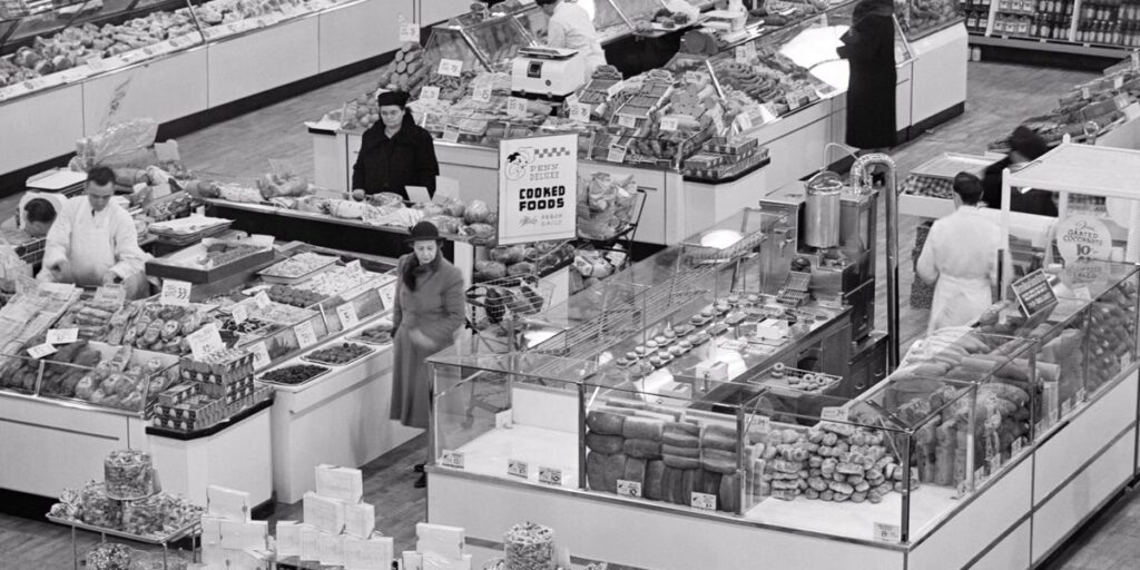 Photos of the First Supermarkets Show How Grocery Shopping Has Changed