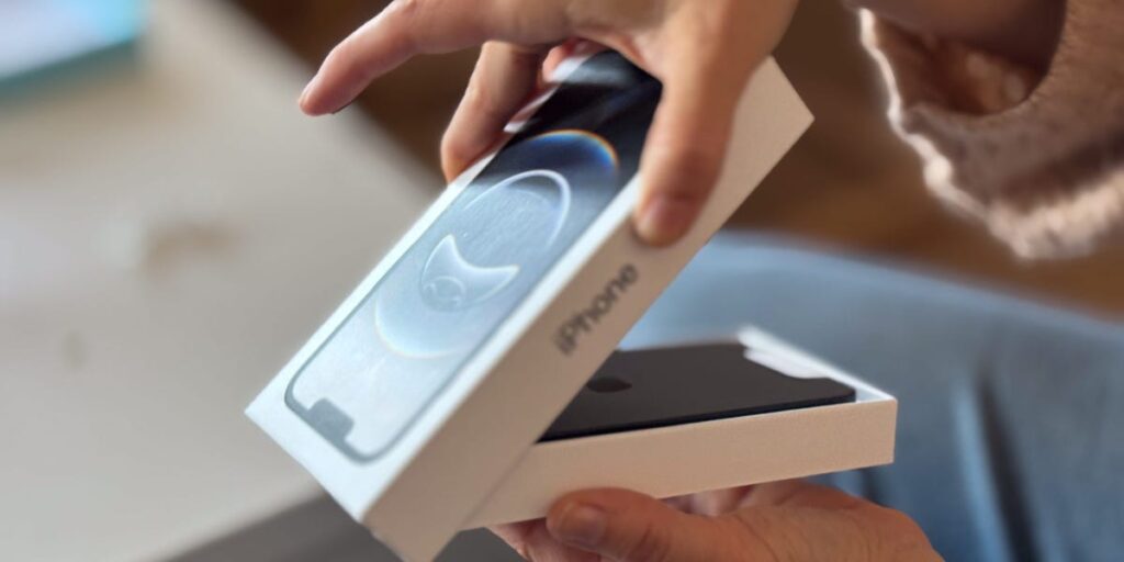 A Made-in-USA iPhone Could Cost 00, Analyst Says