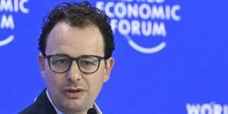 Anthropic CEO Warns AI Could Wipe Out 50% of Entry-Level Office Jobs