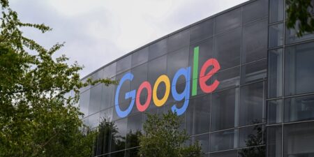 Google Shares Fall As Apple Says AI Engines Are Disrupting the Search Market