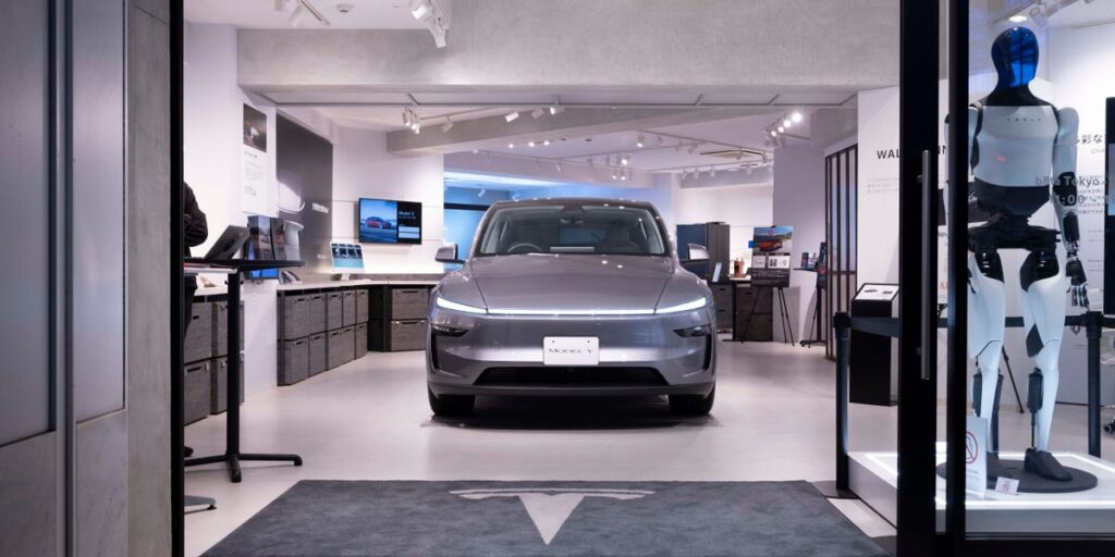Tesla’s Robotaxi Debut Will Have a Lot of Teleoperators, Analyst Says