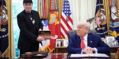 Trump Gifts Key to Elon Musk in Oval Office Goodbye