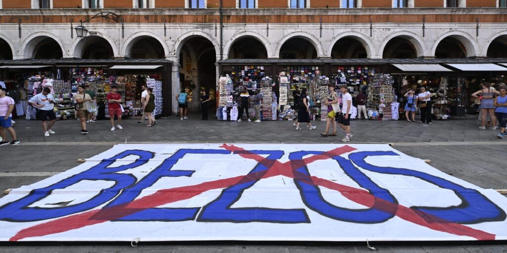 Jeff Bezos, Lauren Sánchez Wedding Protested in Venice: Photos