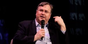 LinkedIn Cofounder Reid Hoffman Says AI Won’t Cause Job Market ‘Bloodbath’