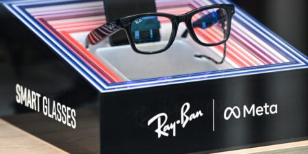 Meta’s CTO Says Smart Glasses Won’t Replace Smartphones Just yet