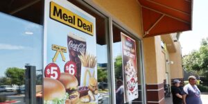 People Say They’re Eating Out Less. Spending Data Suggests Otherwise.