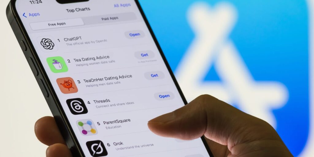 DeepSeek’s No. 1 Ranking Pokes a Hole in Musk’s Apple Criticism