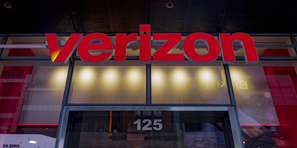 Verizon Salaries: How Much Telecom Giant Pays Tech Workers in 2025
