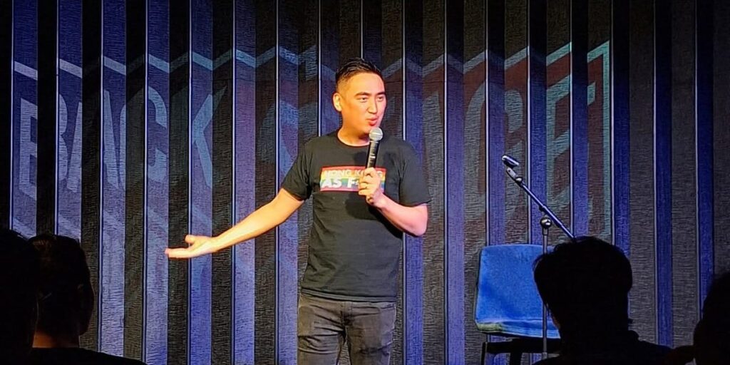 In Hong Kong, He Juggles a Career in Advertising With Stand-up Comedy