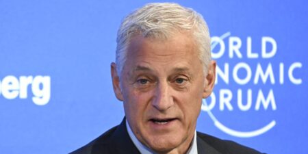 Standard Chartered CEO Says He Won’t Make Staff Return to the Office