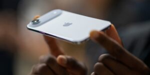 Video: Apple Execs Test the iPhone Air’s Durability