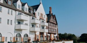 Inside Montauk Manor: What It’s Like to Stay in a 1920s Hotel in Montauk