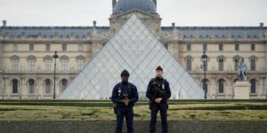 Paris’ Louvre Museum Closes Following Robbery