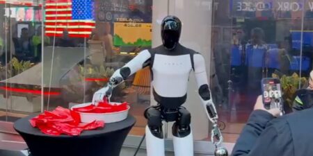 Tesla’s Optimus Robot Hands Out Candy in Times Square Tesla’s Optimus Robot Hands Out Candy in Times Square
