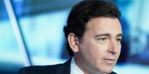 Ex-Ford CEO: US EVs Will See ‘Gradual Growth’ After Incentive Pullback Ex-Ford CEO: US EVs Will See ‘Gradual Growth’ After Incentive Pullback