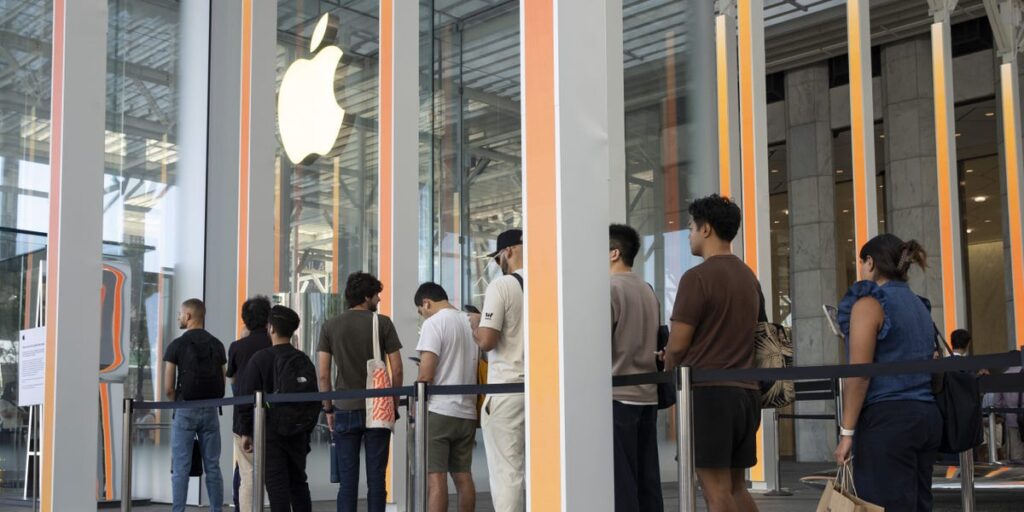 Apple Rides the Success of iPhone 17 to Top of the Smartphone Market Apple Rides the Success of iPhone 17 to Top of the Smartphone Market