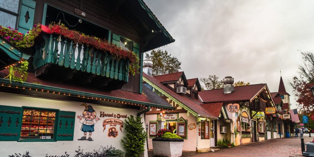 15 Best Small Towns to Celebrate Christmas in the US 15 Best Small Towns to Celebrate Christmas in the US