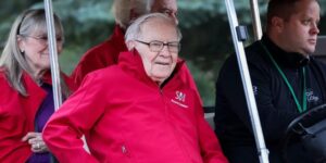 Berkshire Stock Trades at ‘Succession Discount’ As Buffett Retires