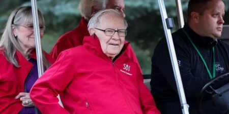 Berkshire Stock Trades at ‘Succession Discount’ As Buffett Retires