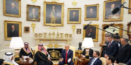 US Presidents’ Oval Office Decor Through the Years: Photos