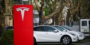 Elon Musk Says Tesla FSD Now Lets Drivers Use Phone in Some Cases Elon Musk Says Tesla FSD Now Lets Drivers Use Phone in Some Cases