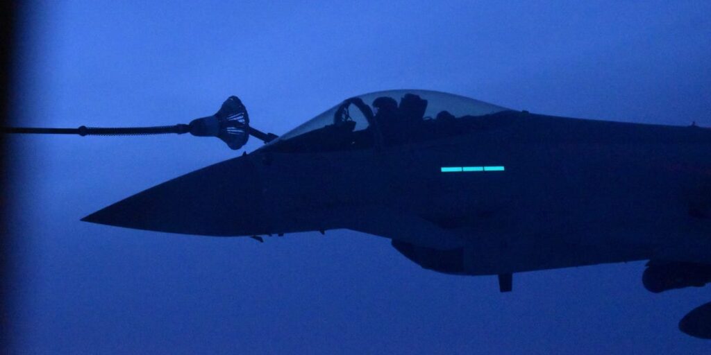 Videos: What It’s Like Watching Fighter Jets Refuel at 30,000 Feet Videos: What It’s Like Watching Fighter Jets Refuel at 30,000 Feet