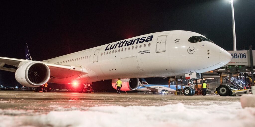 600 airline passengers faced the weirdest sleepover ever, when heavy snow left them stuck on stationary planes overnight 600 airline passengers faced the weirdest sleepover ever, when heavy snow left them stuck on stationary planes overnight