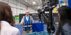 Amazon pulls the plug on ‘Blue Jay’ warehouse robot after only a few months Amazon pulls the plug on ‘Blue Jay’ warehouse robot after only a few months