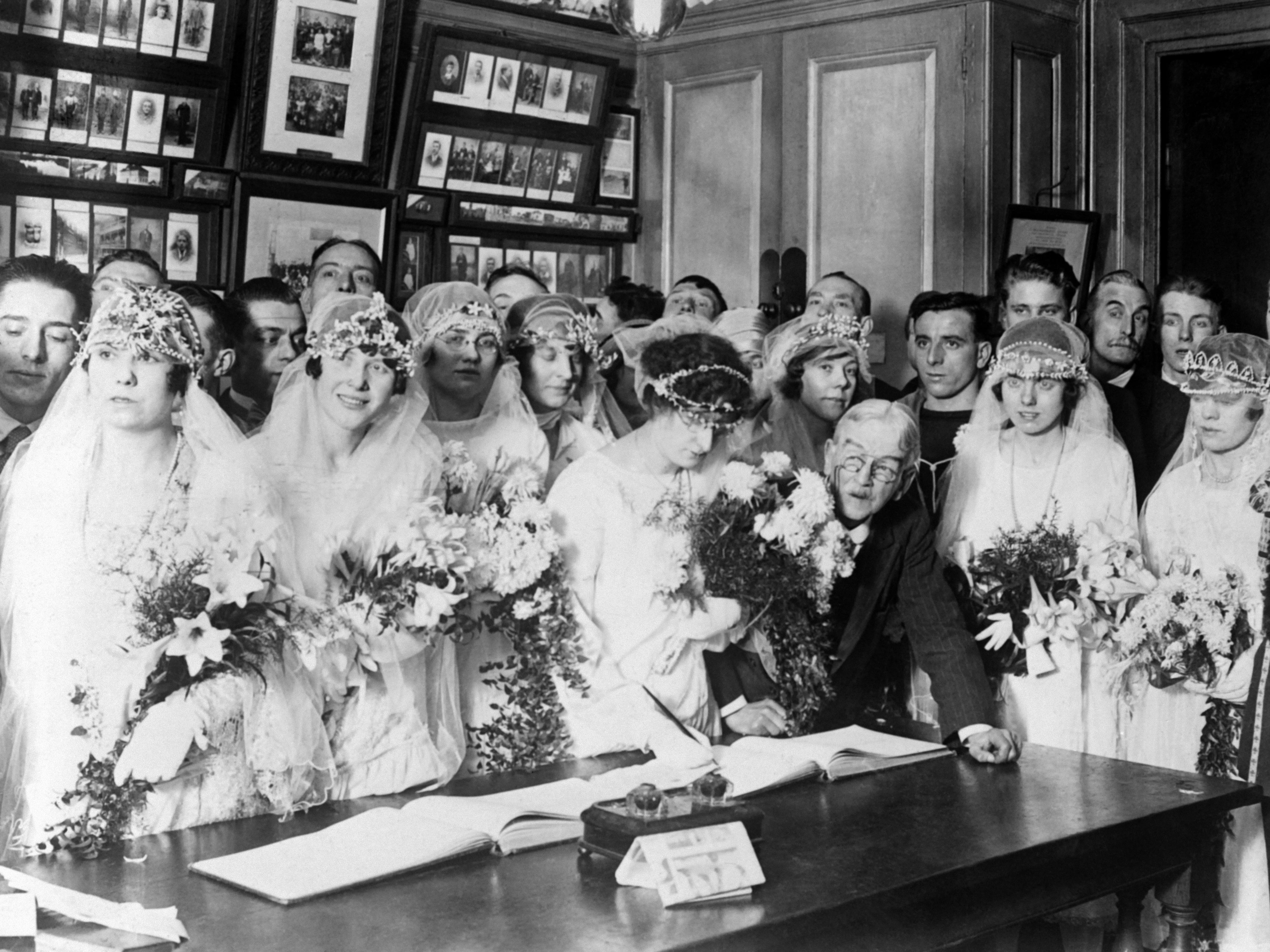 A large group of brides and grooms at St. George Church on Christmas in 1920.