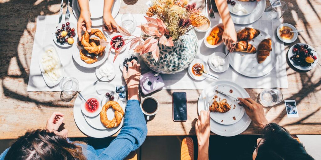 2 charts show how the highest and lowest earners spend their money