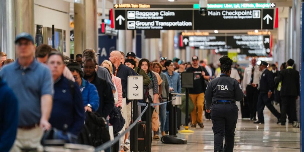 Trump says he will sign an executive order to have the Department of Homeland Security pay TSA workers
