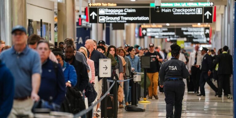 Trump says he will sign an executive order to have the Department of Homeland Security pay TSA workers Trump says he will sign an executive order to have the Department of Homeland Security pay TSA workers